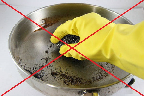 Không được dùng các vật sắc nhọn để nấu hoặc vệ sinh nồi