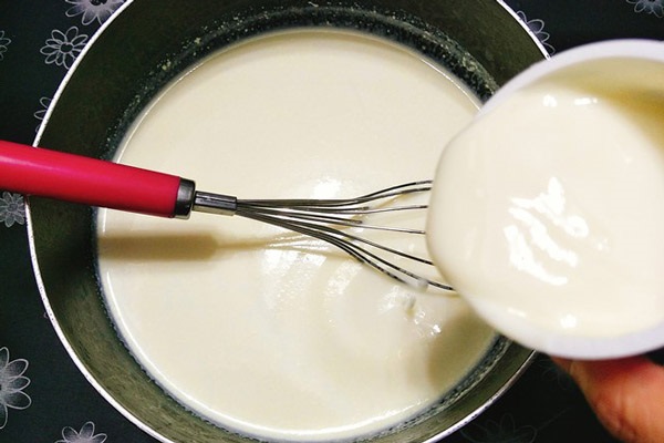 Bước 3: Cho tiếp sữa vào và sữa chua cái vào khuấy.